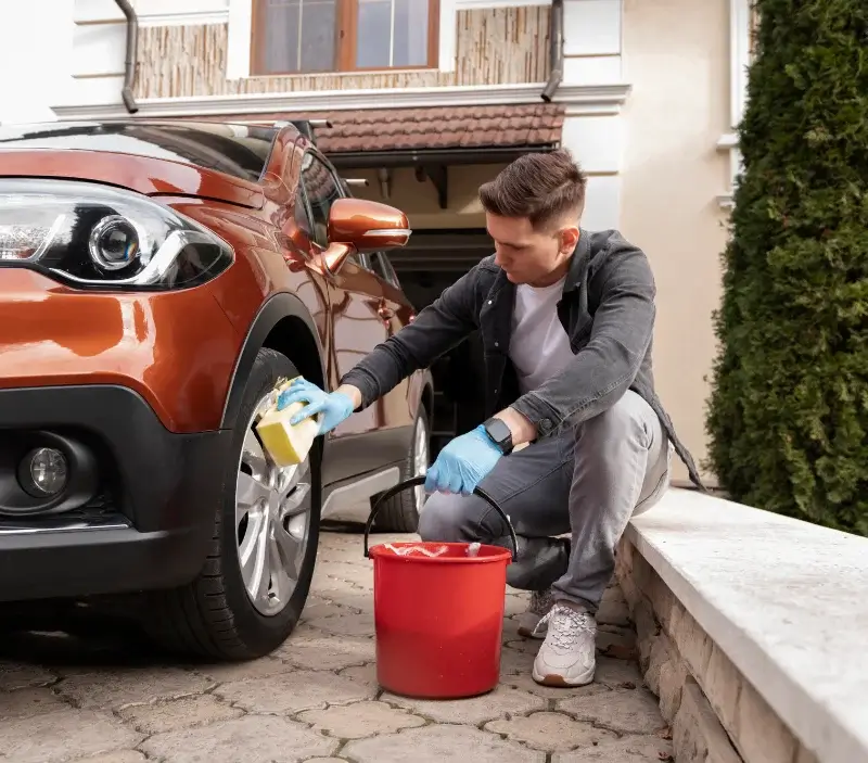 Lavage auto à domicile Condat : professionnel intervenant sur un véhicule